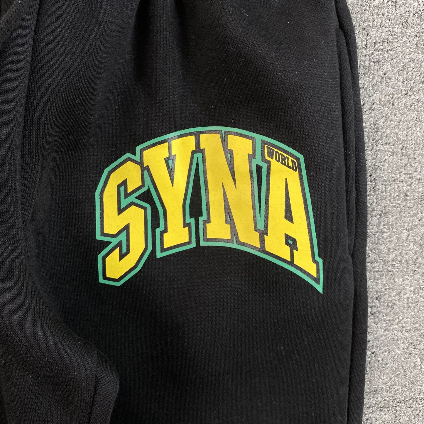 SYNA WORLD COLLEGE SWEATPANTS BLACK