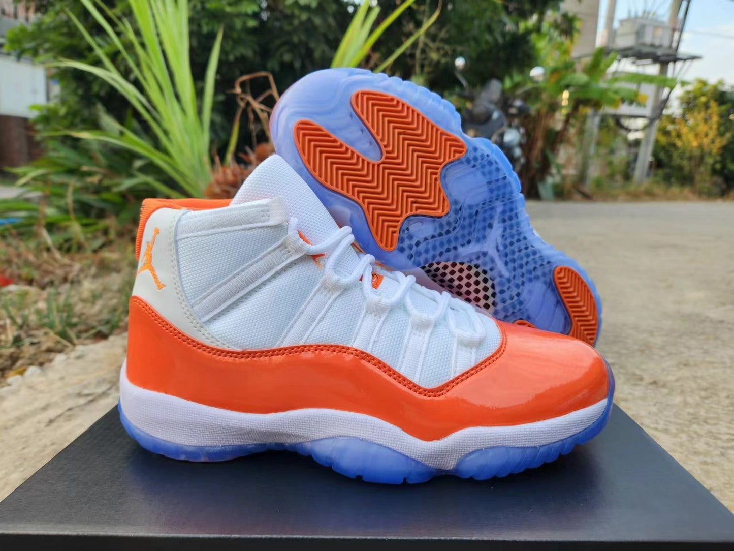 JORDAN 11 Orange and White