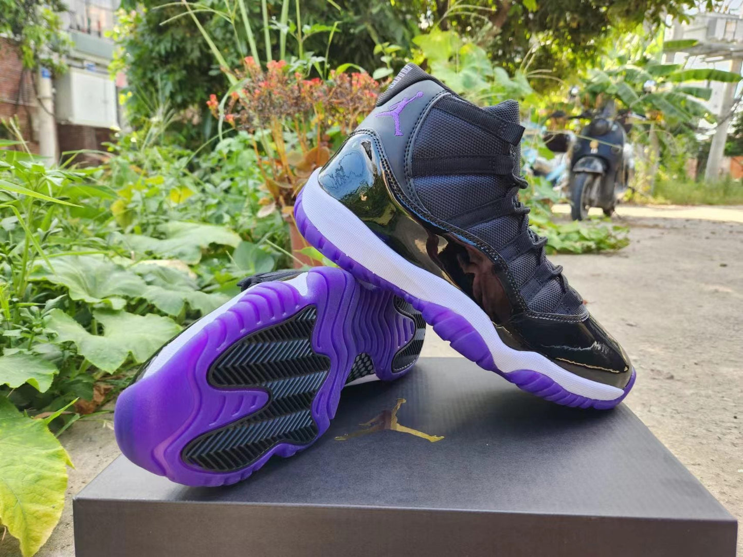 JORDAN 11 Black and Purple