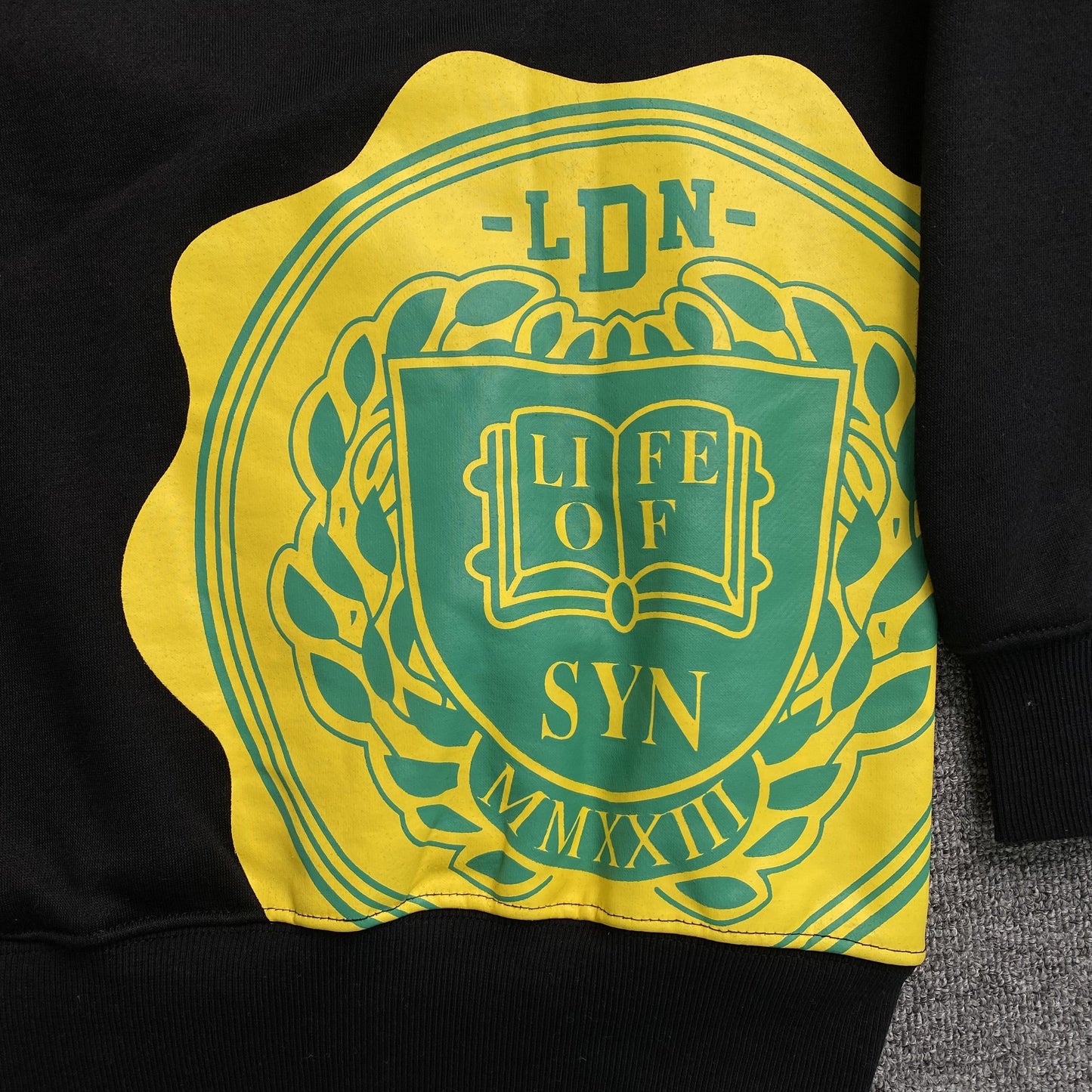 SYNA WORLD COLLEGE HOODIE BLACK