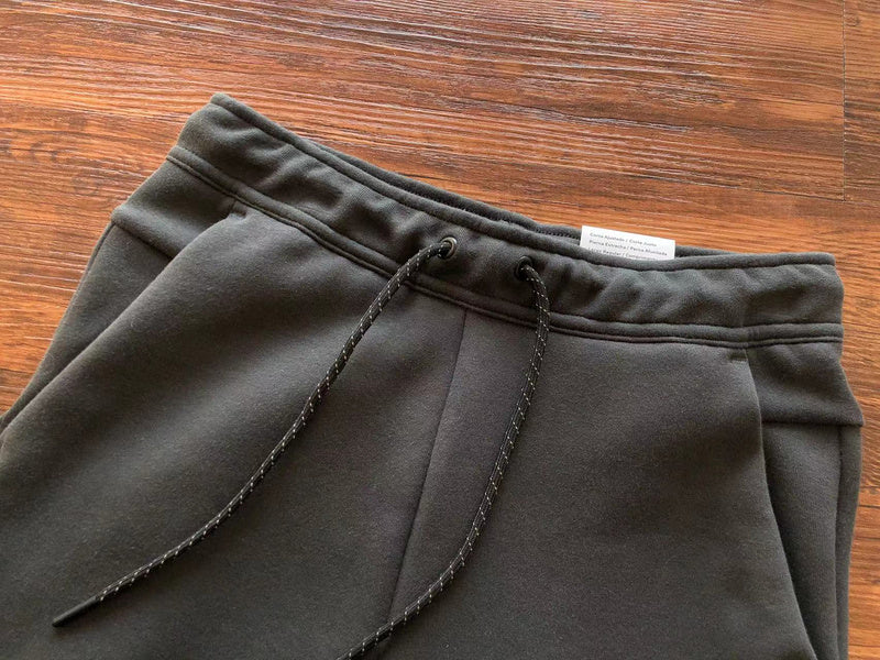 NIKE TECH FLEECE PANTS x BLACK/DARK SMOKE GREY