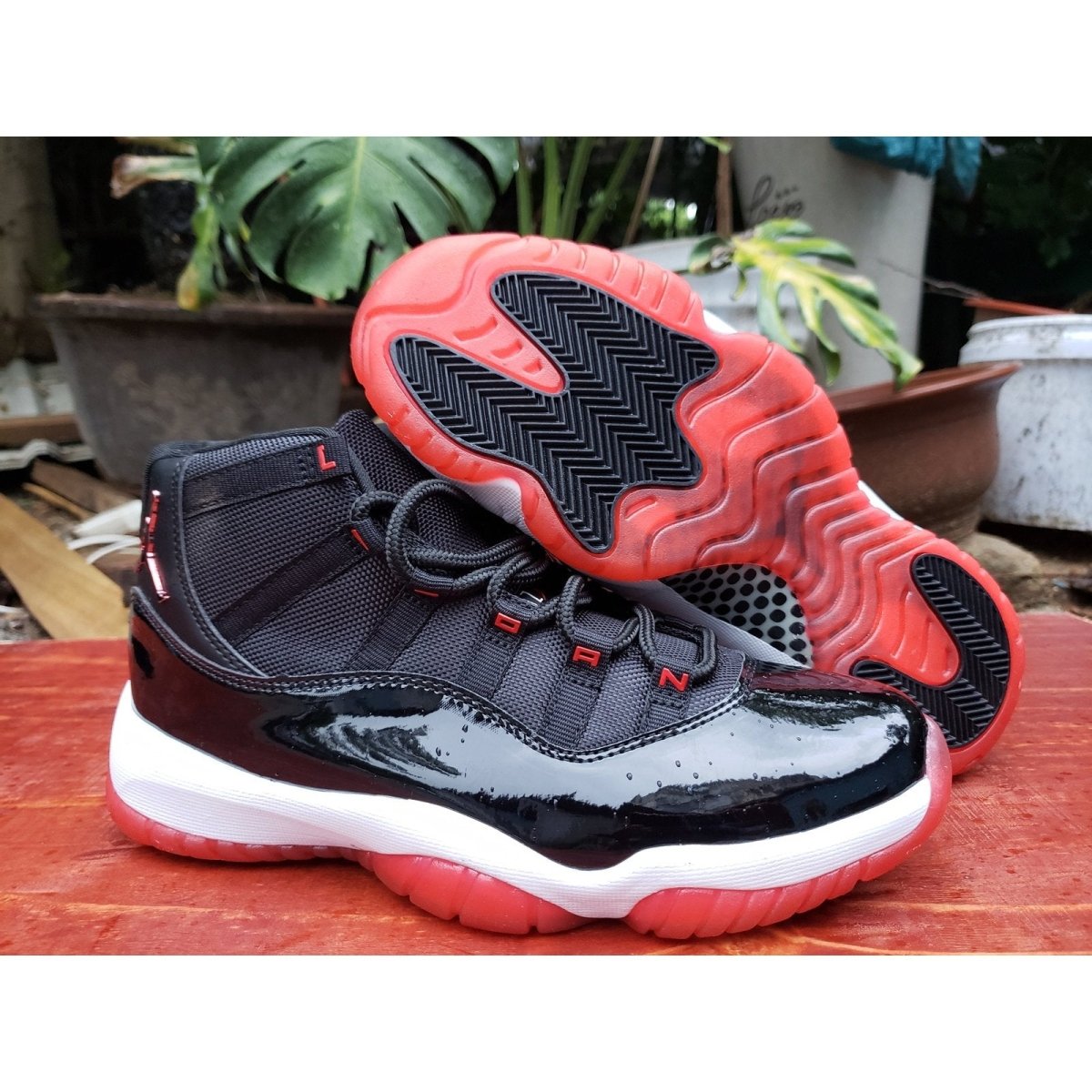 JORDAN 11 RETRO x PLAYOFFS BRED